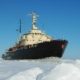 Rompehielos Sampo navegando entre placas de hielo durante el invierno en Laponia
