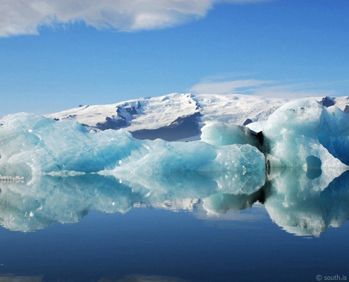 Laguna glaciar de Jökulsárlón con icebergs flotando, sur de Islandia