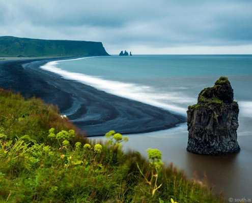 Acantilados y playa volcánica en la costa sur de Islandia, zona de Vík
