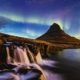 Aurora boreal sobre la montaña Kirkjufell y cascada en la costa de Islandia