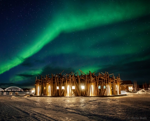 Auroras boreales sobre el hotel Arctic Bath en una noche de invierno en Laponia sueca