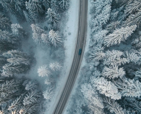 Carretera atravesando un bosque nevado en Laponia sueca cerca de Arctic Bath