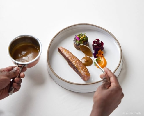 Plato gastronómico servido en Arctic Bath con presentación cuidada y cocina nórdica