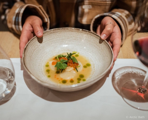 Detalle de plato de autor de la gastronomía de Arctic Bath en Laponia sueca