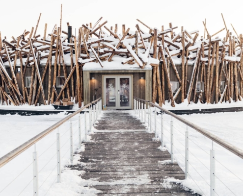 Arctic Bath en Laponia sueca, hotel circular sobre el río helado con pasarela de acceso en invierno
