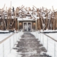 Arctic Bath en Laponia sueca, hotel circular sobre el río helado con pasarela de acceso en invierno