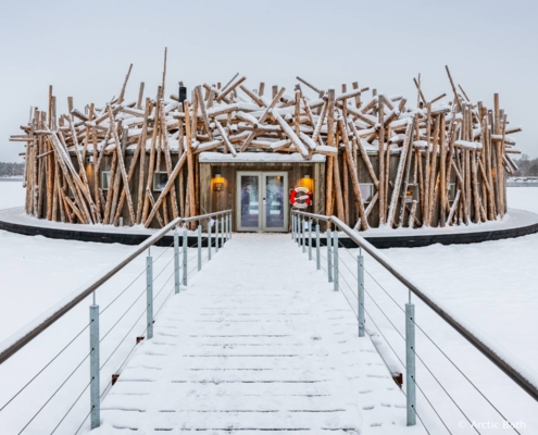 Hotel Arctic Bath en Laponia sueca durante el día, pasarela de acceso y entorno nevado