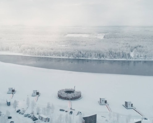 Vista aérea del conjunto Arctic Bath en invierno junto al río helado en Laponia sueca