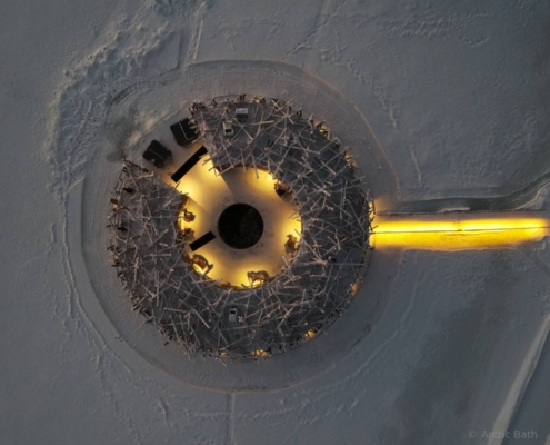 Vista aérea nocturna del hotel Arctic Bath iluminado en el paisaje invernal de Laponia sueca