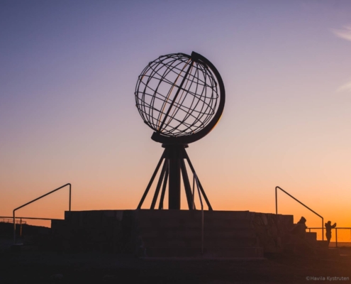 El monumento del globo terráqueo en Cabo Norte al atardecer