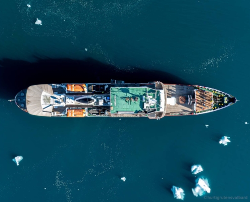 Vista aérea del MS Serenissima rodeado de hielo en aguas del Ártico, en Svalbard.