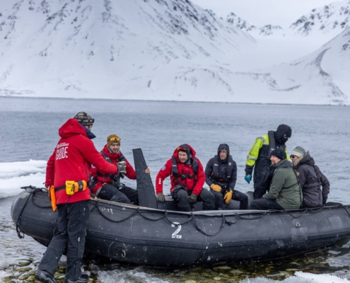 Pasajeros desembarcando en zodiac junto al MS Serenissima en Svalbard