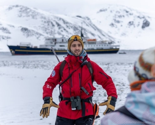 Equipo de expedición ártica en Svalbard durante una jornada de exploración en tierra.