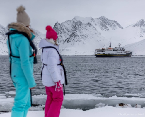 MS Serenissima visto desde la costa rocosa de Svalbard
