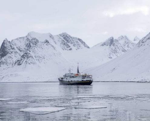 MS Serenissima navegando entre hielo y montañas del Ártico durante una expedición en Svalbard.