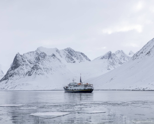 MS Serenissima navegando por un fiordo del Ártico en el archipiélago de Svalbard.
