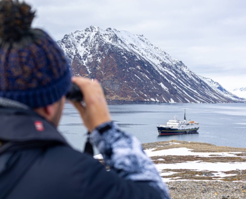 MS Serenissima visto desde la costa durante una jornada de expedición en Svalbard.