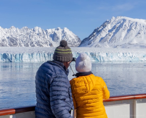 Observación de glaciares desde la cubierta del MS Serenissima en Svalbard.