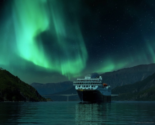Auroras boreales sobre un crucero Havila en el norte de Noruega