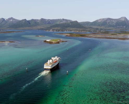 Crucero Havila navegando por la costa noruega entre islas y aguas turquesas