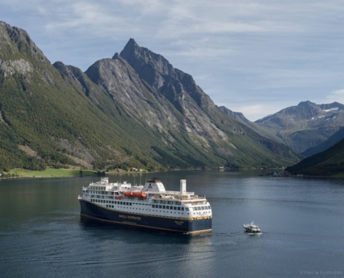 Crucero Havila navegando por el fiordo de Hjørundfjord en Noruega
