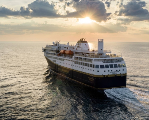 Crucero Havila navegando por el mar de Noruega al atardecer