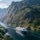 Crucero Havila navegando por el Trollfjord entre acantilados verdes