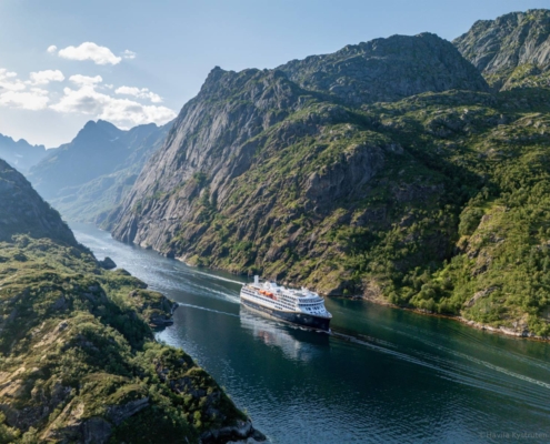 Navegación del crucero Havila por el estrecho Trollfjord en Noruega