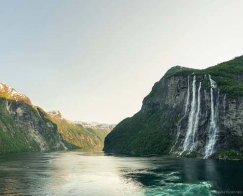 El fiordo de Geiranger y la cascada de las Siete Hermanas vistas desde el mar