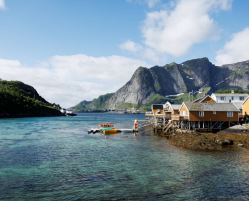 Rorbuer tradicionales junto al mar en la costa del norte de Noruega durante el crucero