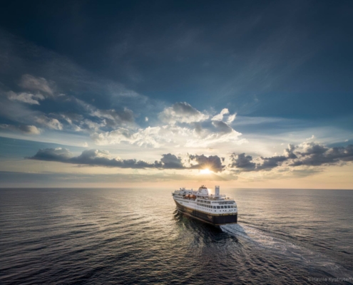 Crucero Havila saliendo de Bergen y navegando por el mar de Noruega al atardecer