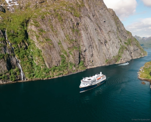 Crucero Havila navegando por el estrecho Trollfjord en la costa de Noruega