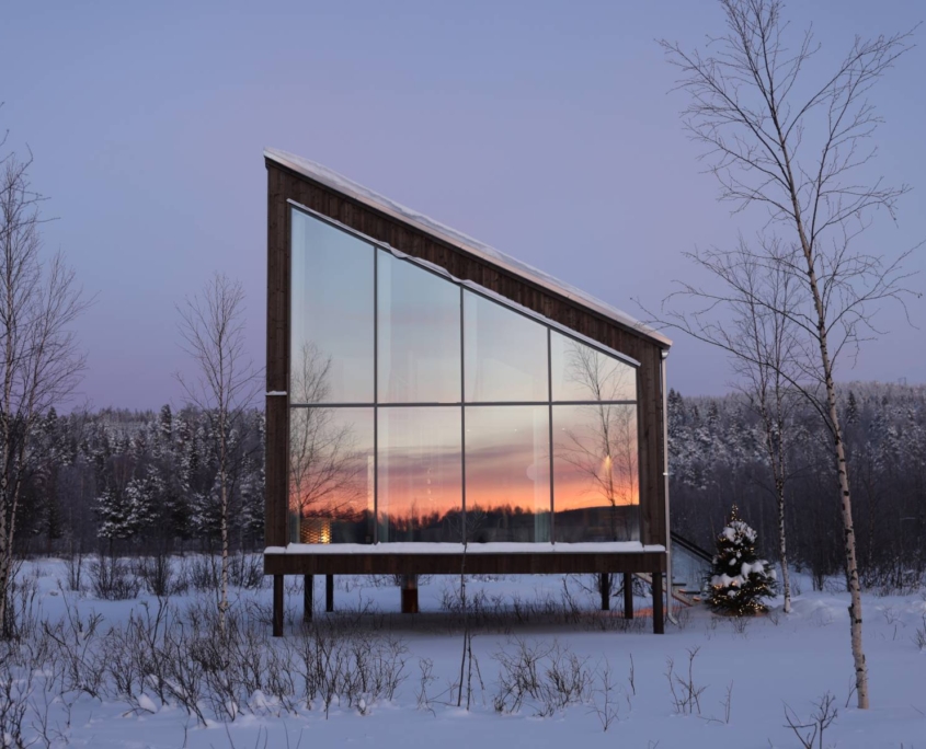 Alojamiento Arctic Bath de madera y acero flotando sobre lago helado