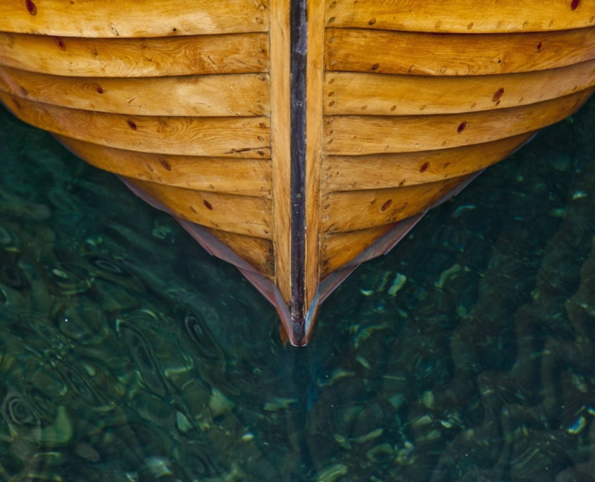 Proa de embarcación vikinga tradicional de madera sobre aguas tranquilas