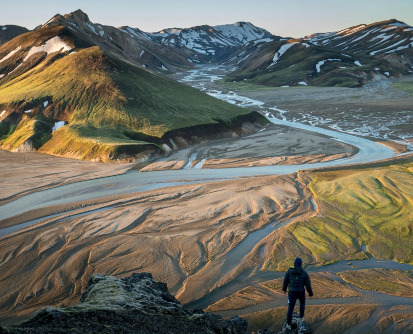 Persona de pie contemplando paisaje abierto de Islandia desde mirador natural
