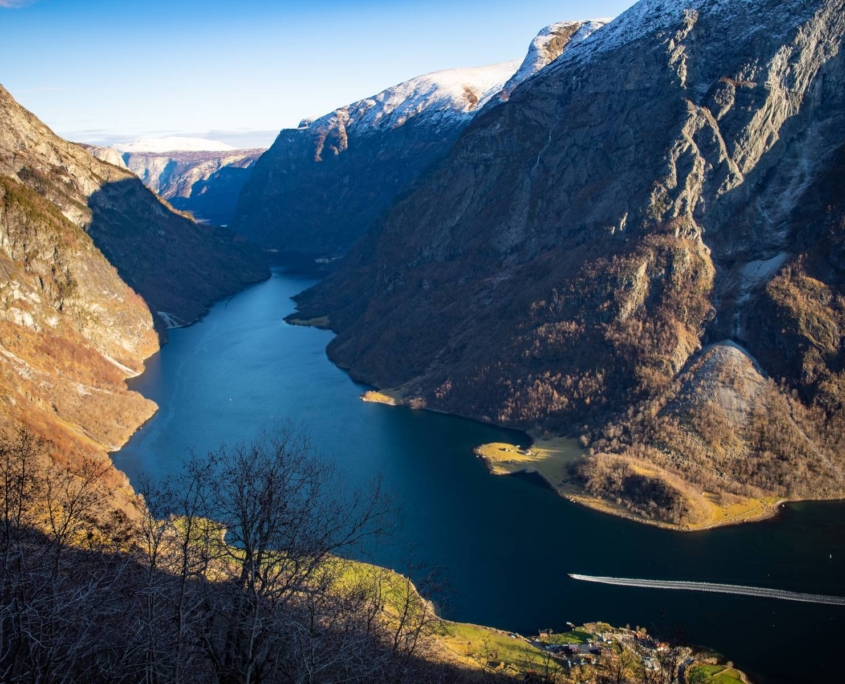 Vista elevada del fiordo de Bakka con agua azul entre montañas
