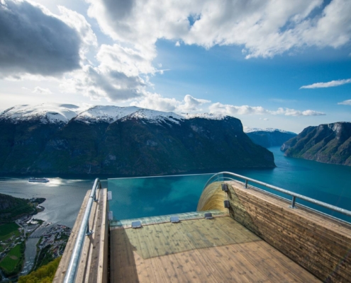Vista amplia del mirador de Stegastein y el fiordo de los sueños desde altura