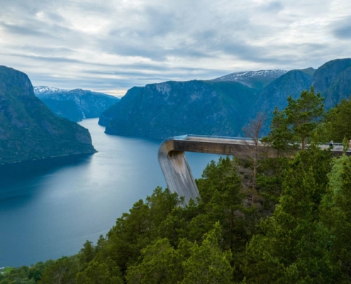 Mirador de Stegastein suspendido sobre el fiordo con pasarela de madera