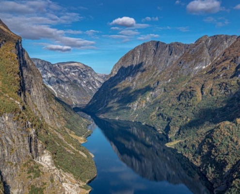 Vista profunda del Nærøyfjord entre montañas escarpadas desde altura