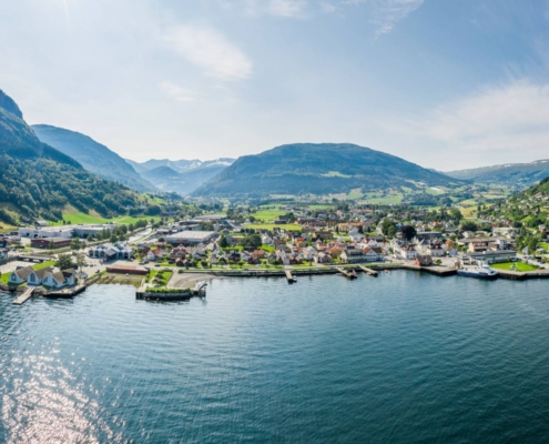Vista aérea del pueblo de Vik junto al fiordo y las montañas