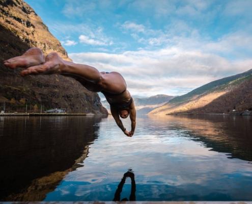 Persona entrando en sauna flotante junto al agua del Nærøyfjord