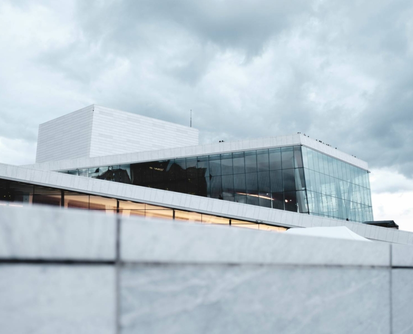 Edificio de arquitectura contemporánea con líneas minimalistas en entorno urbano nórdico