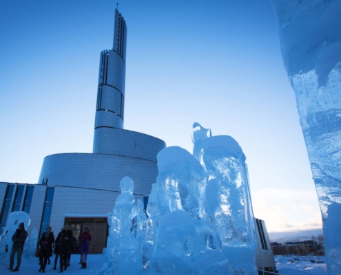 Esculturas de hielo frente a la Catedral de las Auroras Boreales en Alta, Noruega.