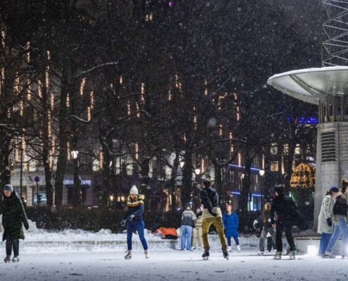 Personas patinando bajo la nieve en la pista de Spikersuppa en Oslo, Noruega.